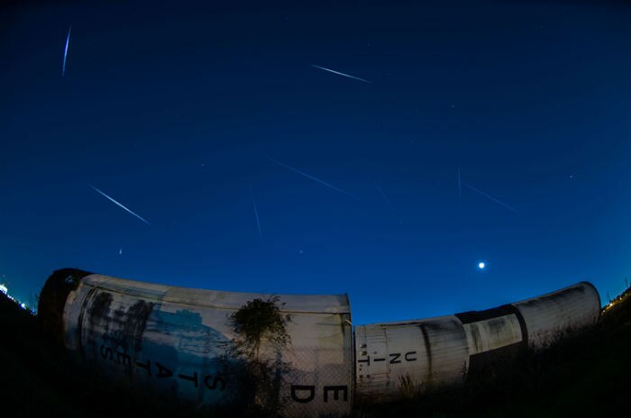 A time lapse photo of meteors