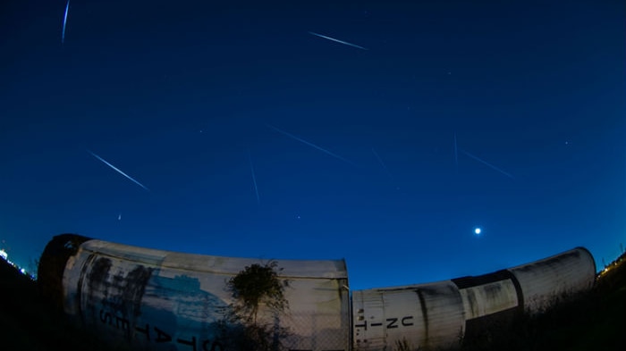 A time lapse photo of meteors