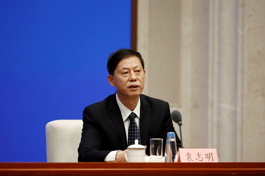 Yuan Zhiming addresses a news conference.
