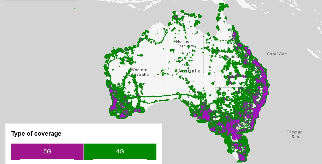 Um mapa em escala de cinza da Austrália com áreas coloridas em roxo mostrando cobertura 5G e verde para 4G