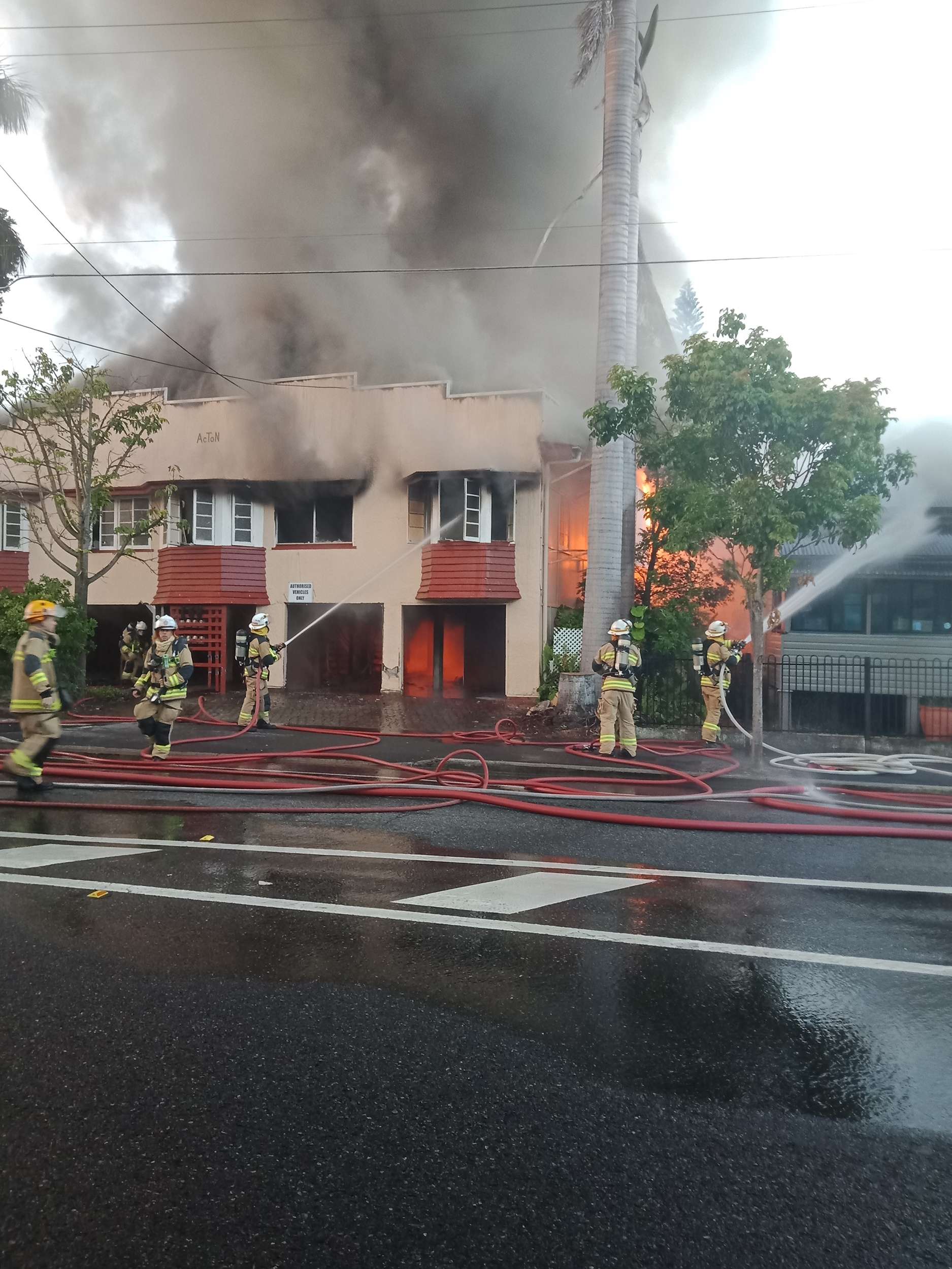 South Brisbane unit fire sends smoke across city ABC News