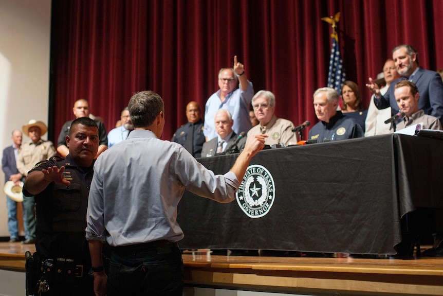 Beto O'Rourke interrupts a news conference