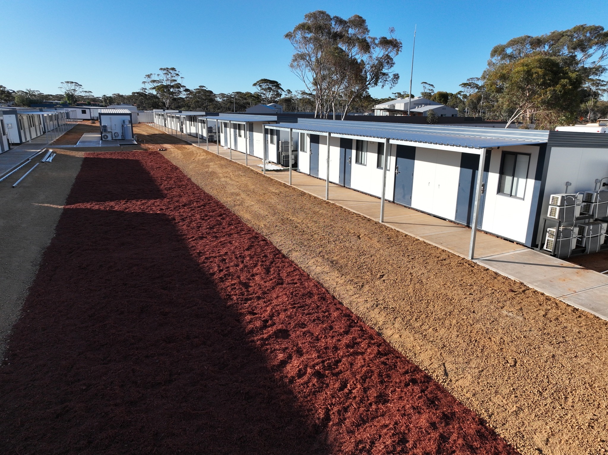 Um acampamento de mineração com dongas. 