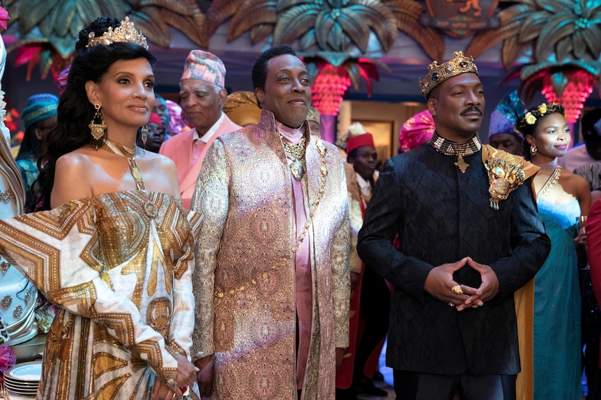 Shari Headley as Queen Lisa Joffer, Eddie Murphy as King Akeem Joffer and Arsenio Hall as his best friendi in Coming 2 America