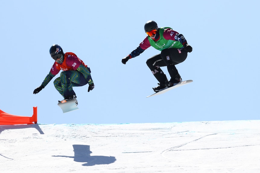 Deux athlètes masculins paralympiques de snowboard cross participent aux Jeux de Beijing.