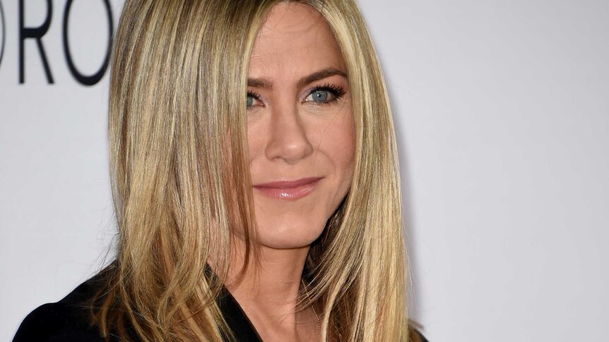 Axctor Jennifer Aniston poses for a photo.