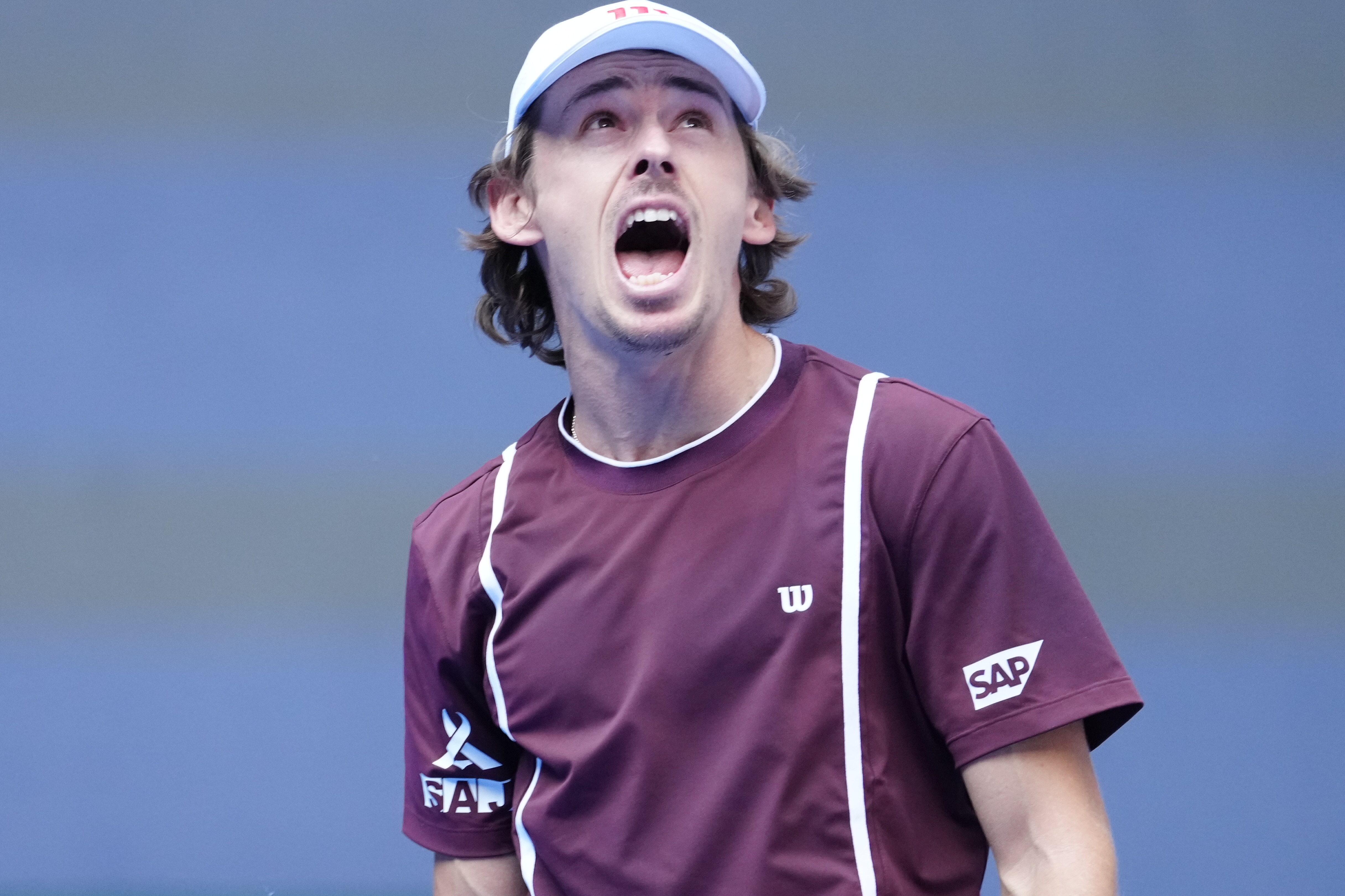 De Minaur fights into quarterfinals in China
