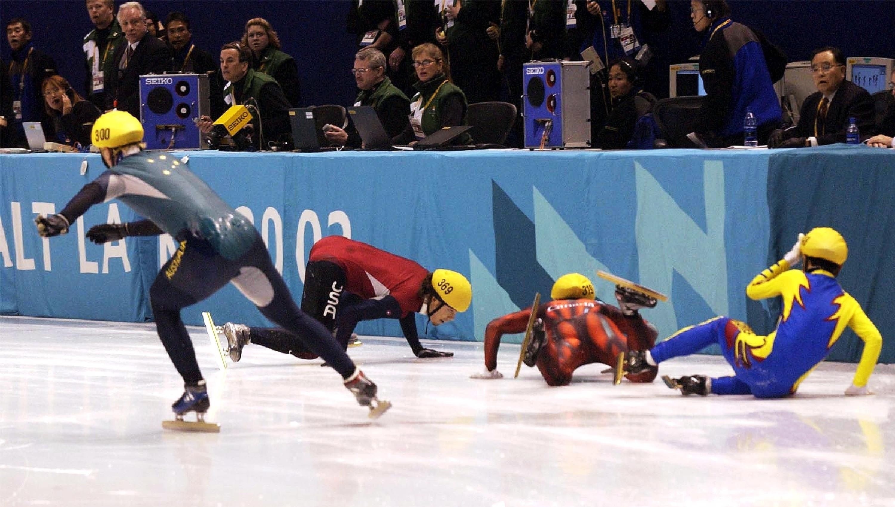 Steven Bradbury patina passando por uma confusão de corpos