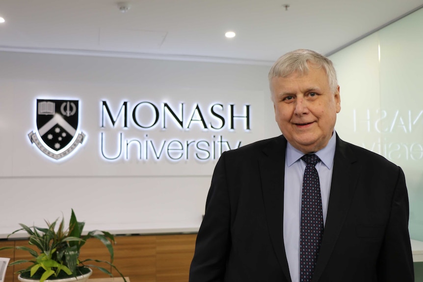 Professor John McNeil dari Monash University