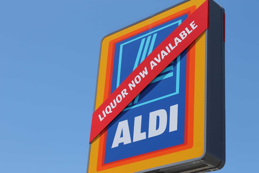 Aldi sign with "liquor now available" on it