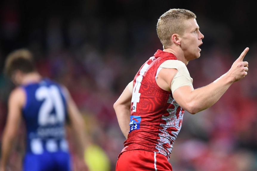 Dan Hannebery celebates a Sydney Swans goal