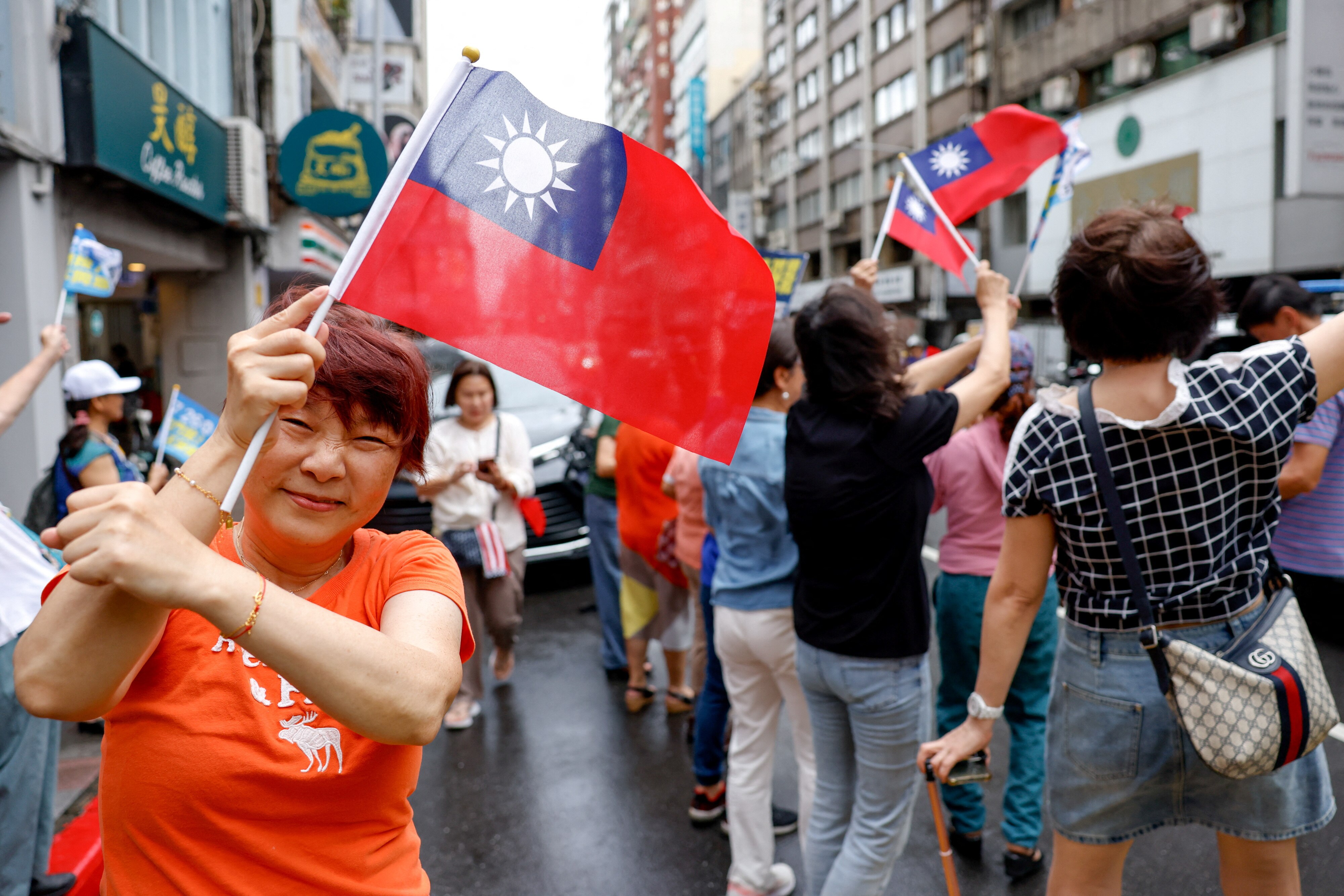 随着投票日临近，支持大罢免的人士周四在台北举行集会。