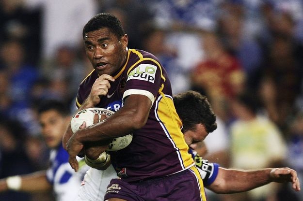 Petero Civoniceva takes on the Bulldogs defence