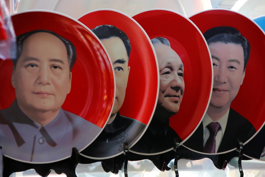 Souvenir plates featuring portraits of Xi Jinping, Deng Xiaoping, Zhou Enlai and Mao Zedong.