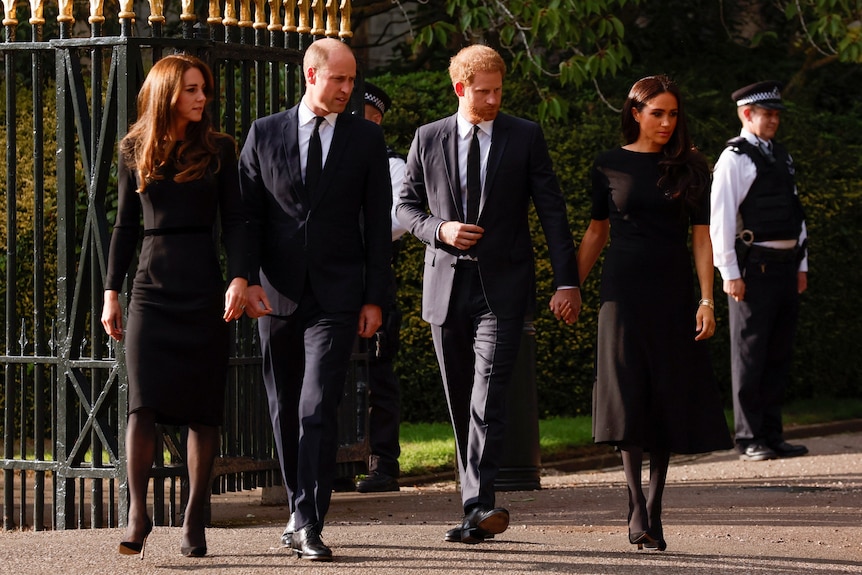 La principessa Catherine, il principe William, il principe Harry, Meghan e la duchessa di Sussex si vestono di nero fuori dal castello di Windsor.