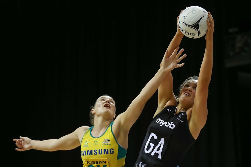 Courtney Bruce stretches out to challenge Te Paea Selby-Rickit for the ball in the Constellation Cup Test.