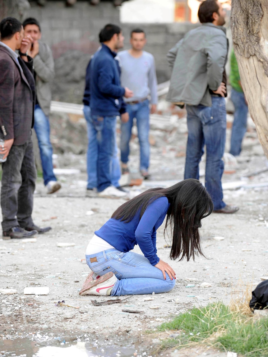 Woman mourns after Turkey quake