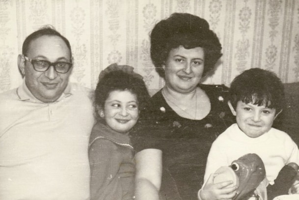 Uma foto de família em preto e branco de Alex Kleytman, vítima do ataque terrorista de Bondi.