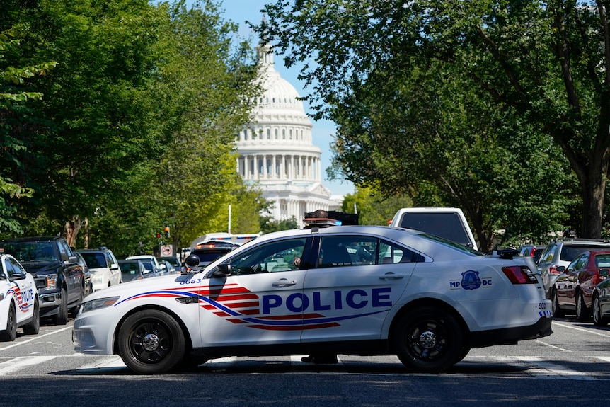 一辆警车挡住了美国国会大厦附近的一条街道