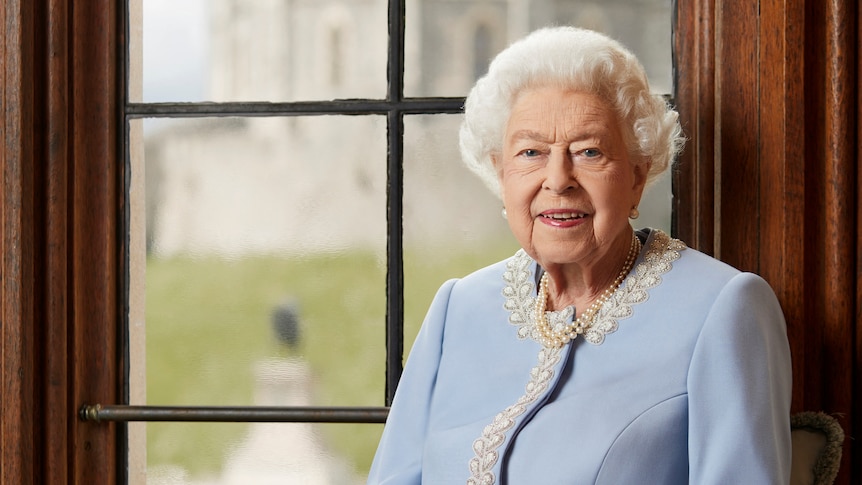 La reine Elizabeth ne reviendra pas à Londres pour nommer un nouveau Premier ministre, en rupture avec la tradition