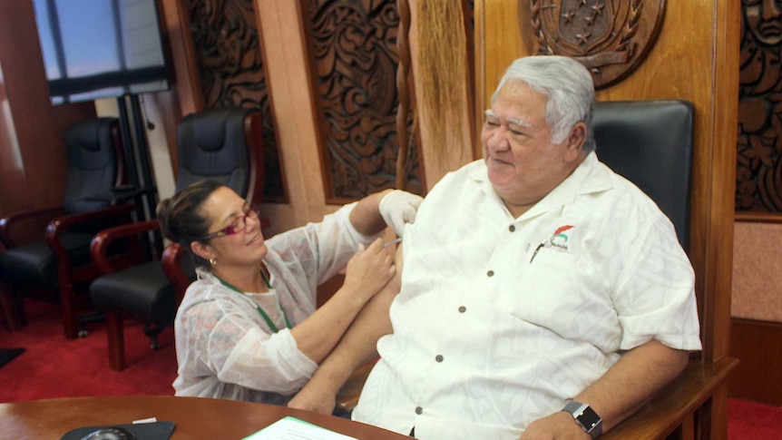 Samoan Prime Minister Tuilaepa Sailele received a dose of the measles vaccine, along with other members of the Cabinet.