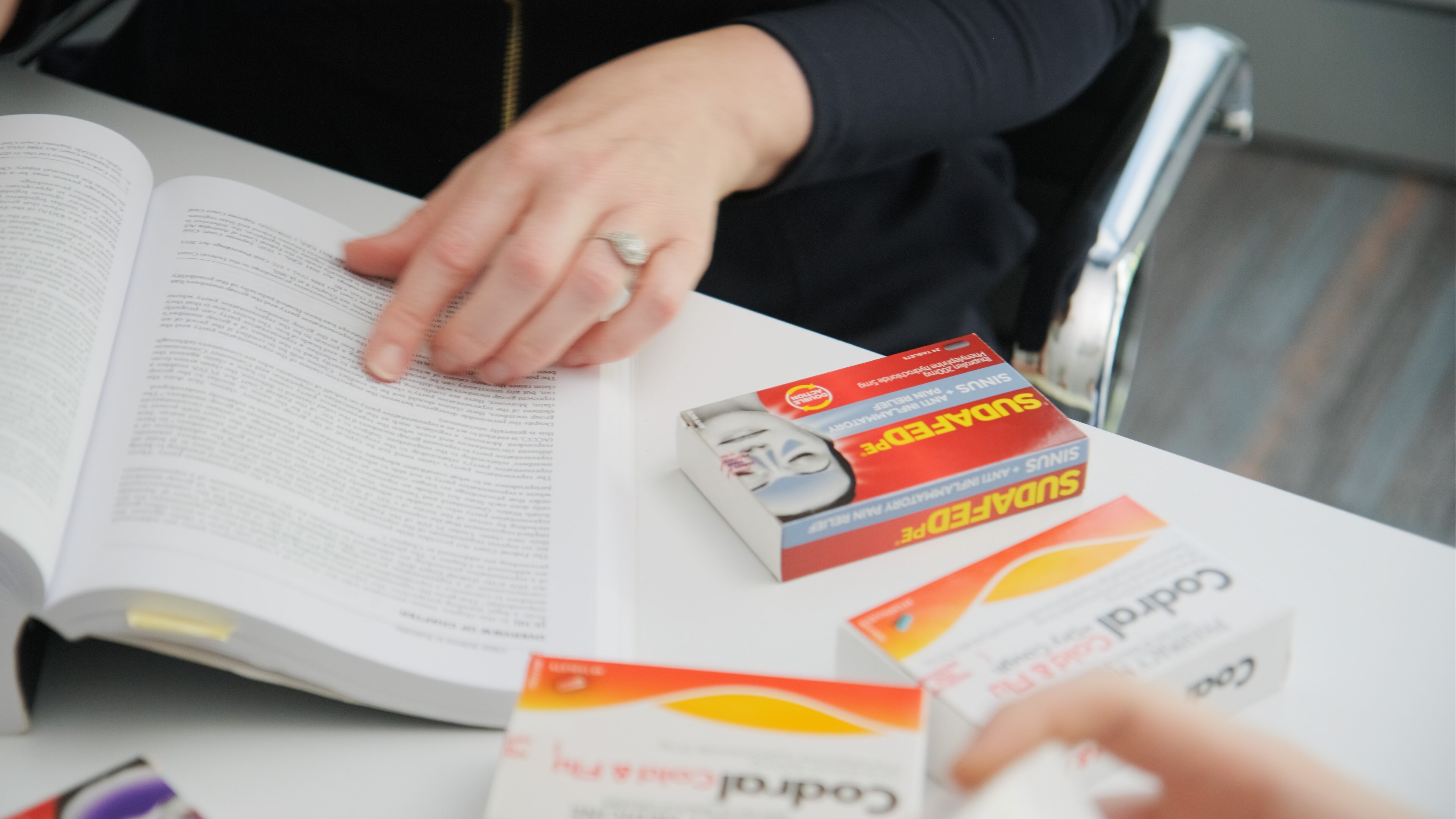 코드랄 감기약과 수다페드 PE 패킷이 담긴 상자가 벤치 위에 놓여 있다.