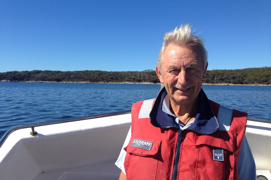 Peter Paulsen dives at Binalong Bay.