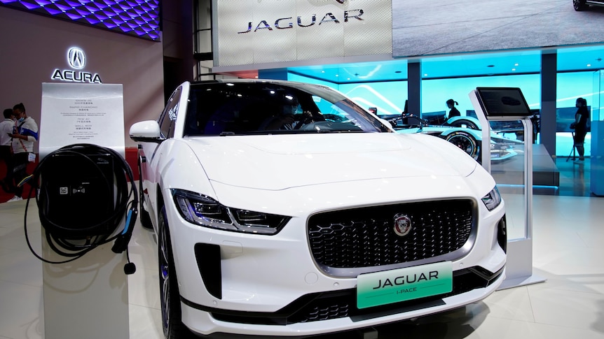 Biały elektryczny Jaguar I-Pace na wystawie w salonie.