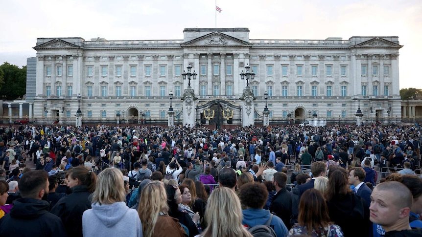 People gather outside the Buckingham Palace.