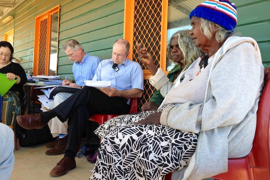 Bunny Nabarula (r) giving evidence to a special Federal Court hearing at Muckaty Station on June 9, 2014.