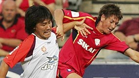 Hyuk-Su Seo (l) wrestles Nathan Burns for the ball.