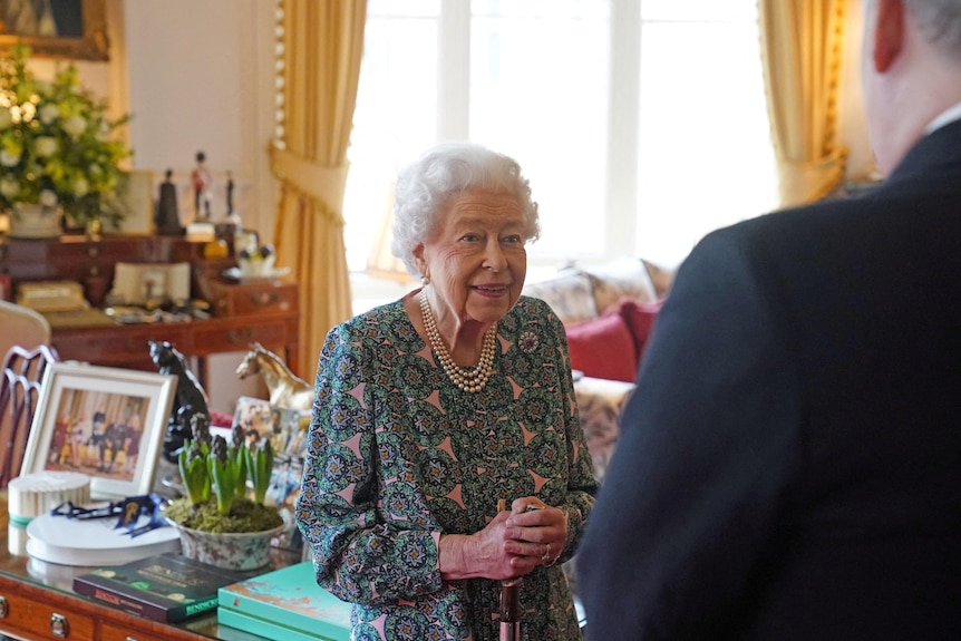 Королева Елизавета разговаривает с уходящим министром обороны, 16 февраля 2022 г.