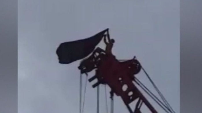 Iranian man climbs Nauru crane