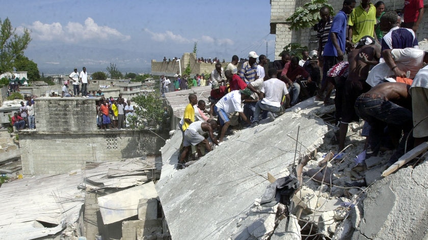 Haitians help victims of the College Promesse Evangelique school that collapsed