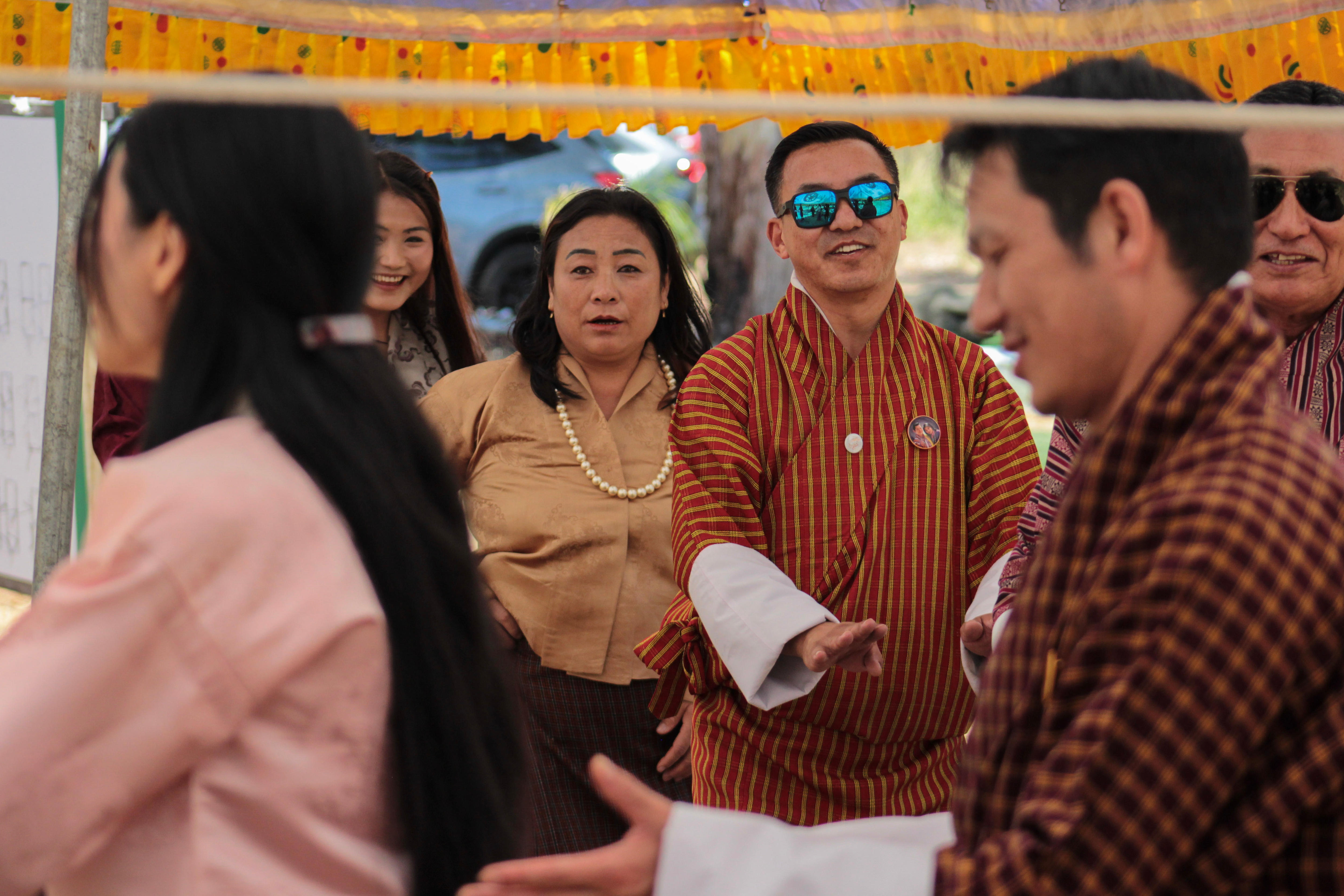 Homens e mulheres dançando 