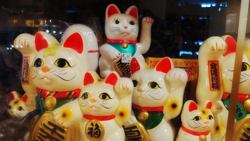 What is the story of maneki-neko, the Japanese beckoning cat? 