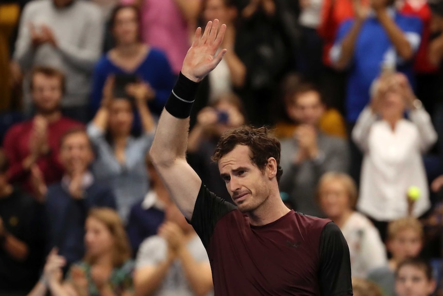 Andy Murray tearfully raises his hand