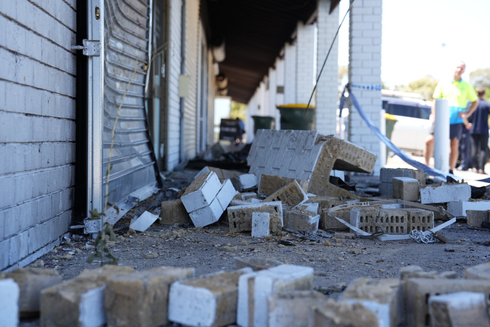 Ladrillos y escombros esparcidos en el suelo 