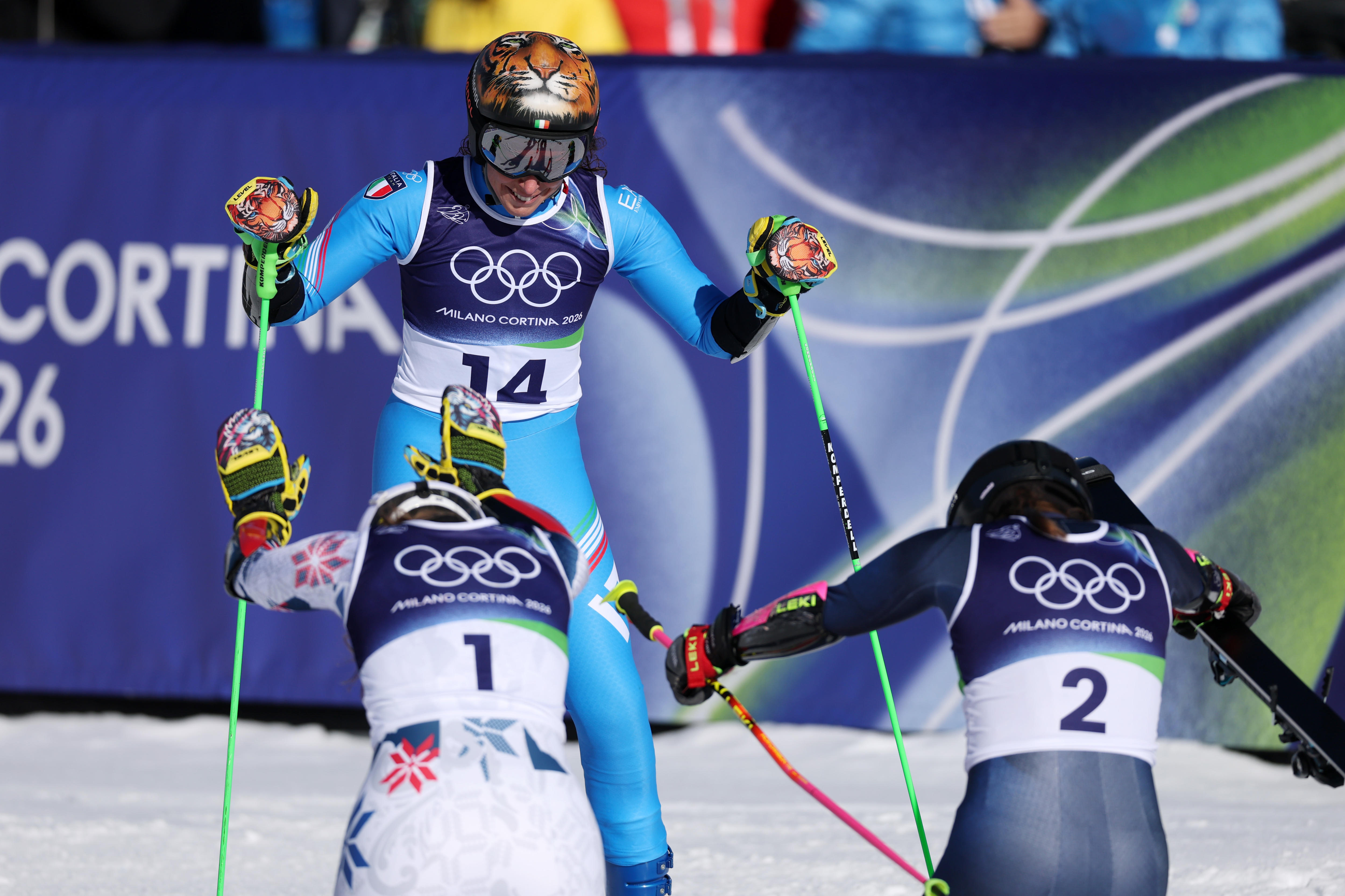 Dois esquiadores perdem para um terceiro nas Olimpíadas de Inverno.