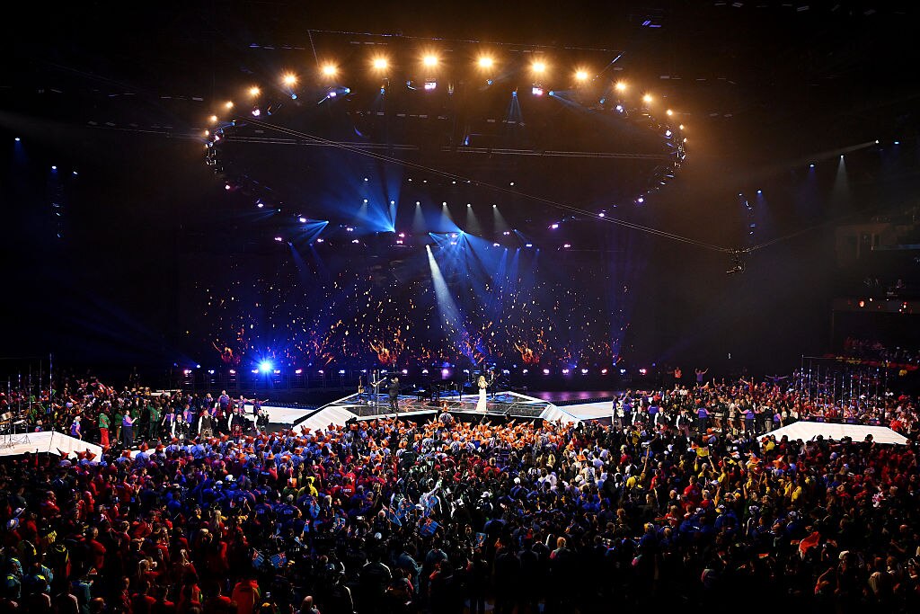 Thousands of athletes watch Delta Goodrem perform at the closing ceremony of the Commonwealth Games.