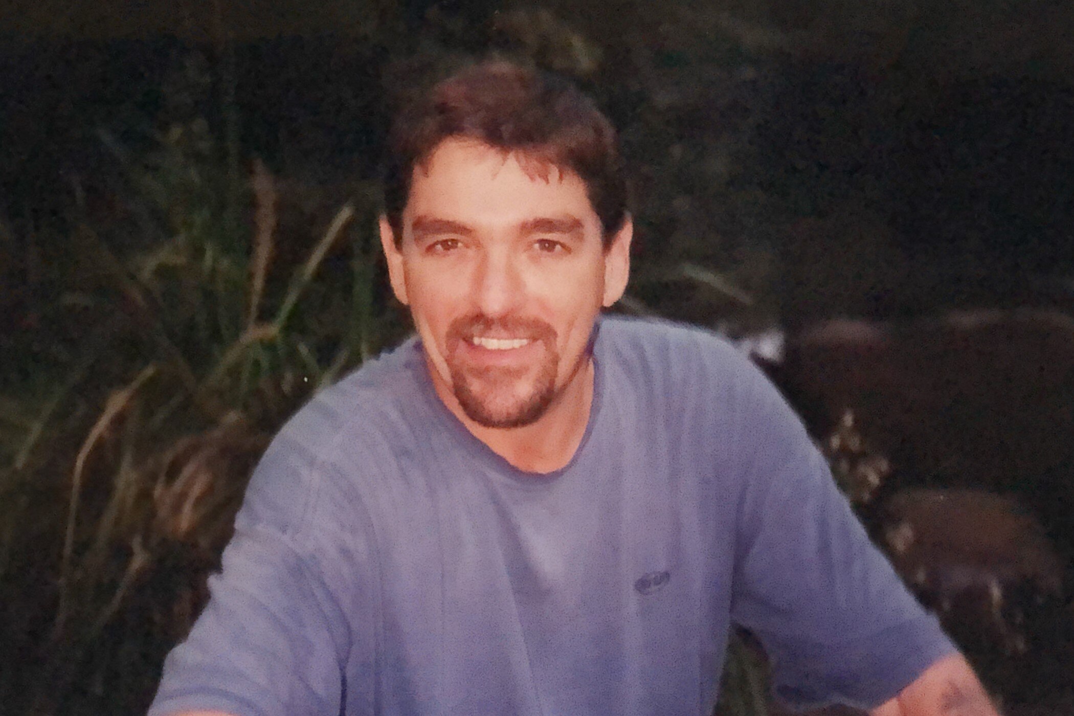 পুরানো সেপিয়া-টোনযুক্ত ছবিতে যুবকের চিত্র