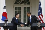 South Korean President Lee Myung-bak (L) meets with US President Barack Obama.