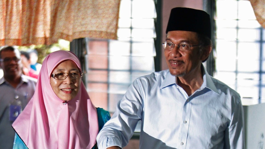 Malaysia's opposition leader Anwar Ibrahim and his wife Wan Azizah Wan Ismail during general electio