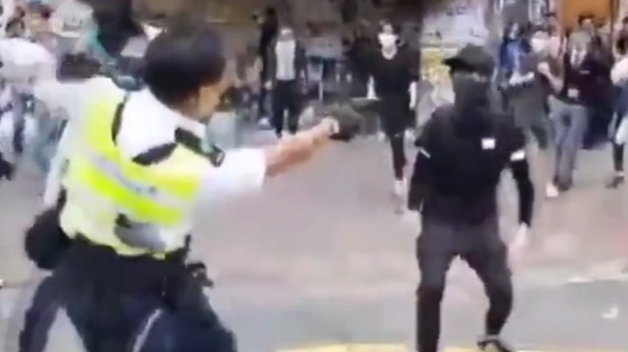 香港警察据报对抗议者近距离开枪 abc news