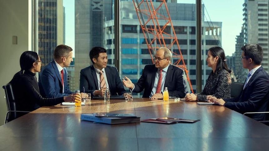 安德鲁·马丁（中右）在Moelis公司与重大投资者签证团队交谈。