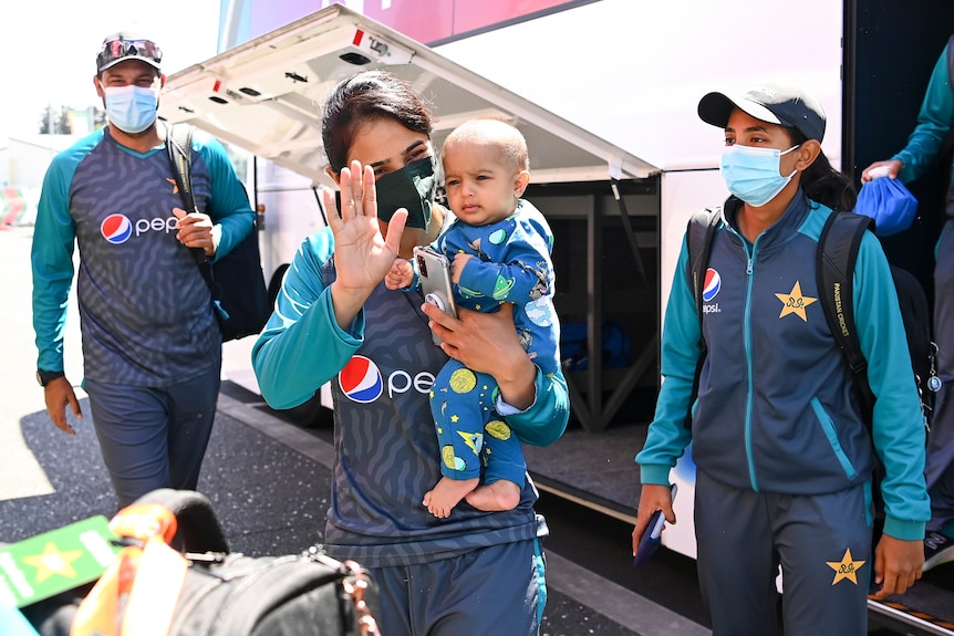 Bismah Maroof arrives at a World Cup match with her baby daughter on her hip