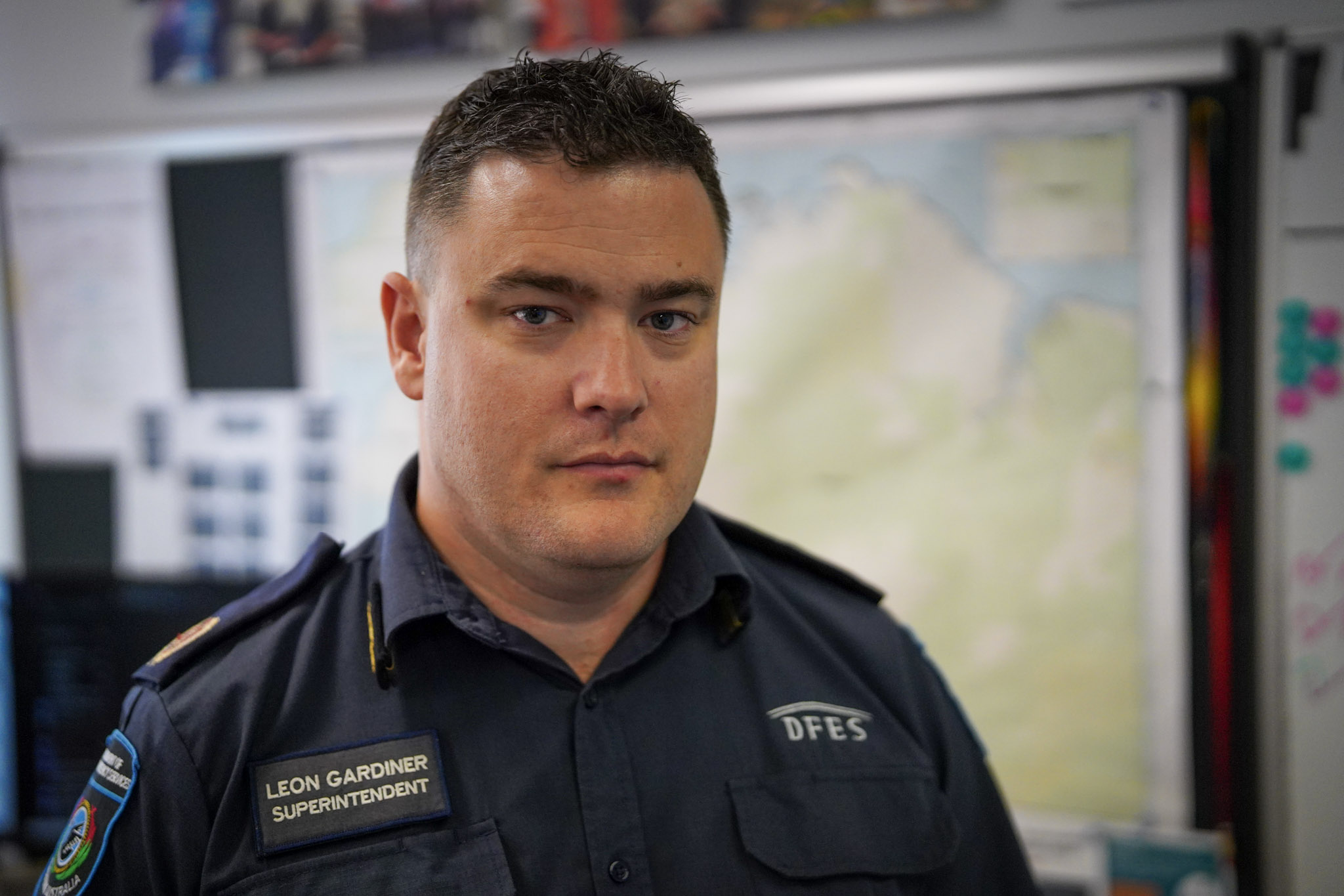 Hombre con cabello castaño uniforme mira a la cámara