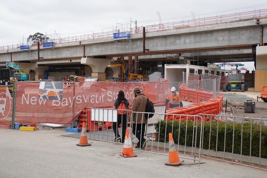 Los peatones se desvían de las obras de construcción de la nueva estación de Bayswater