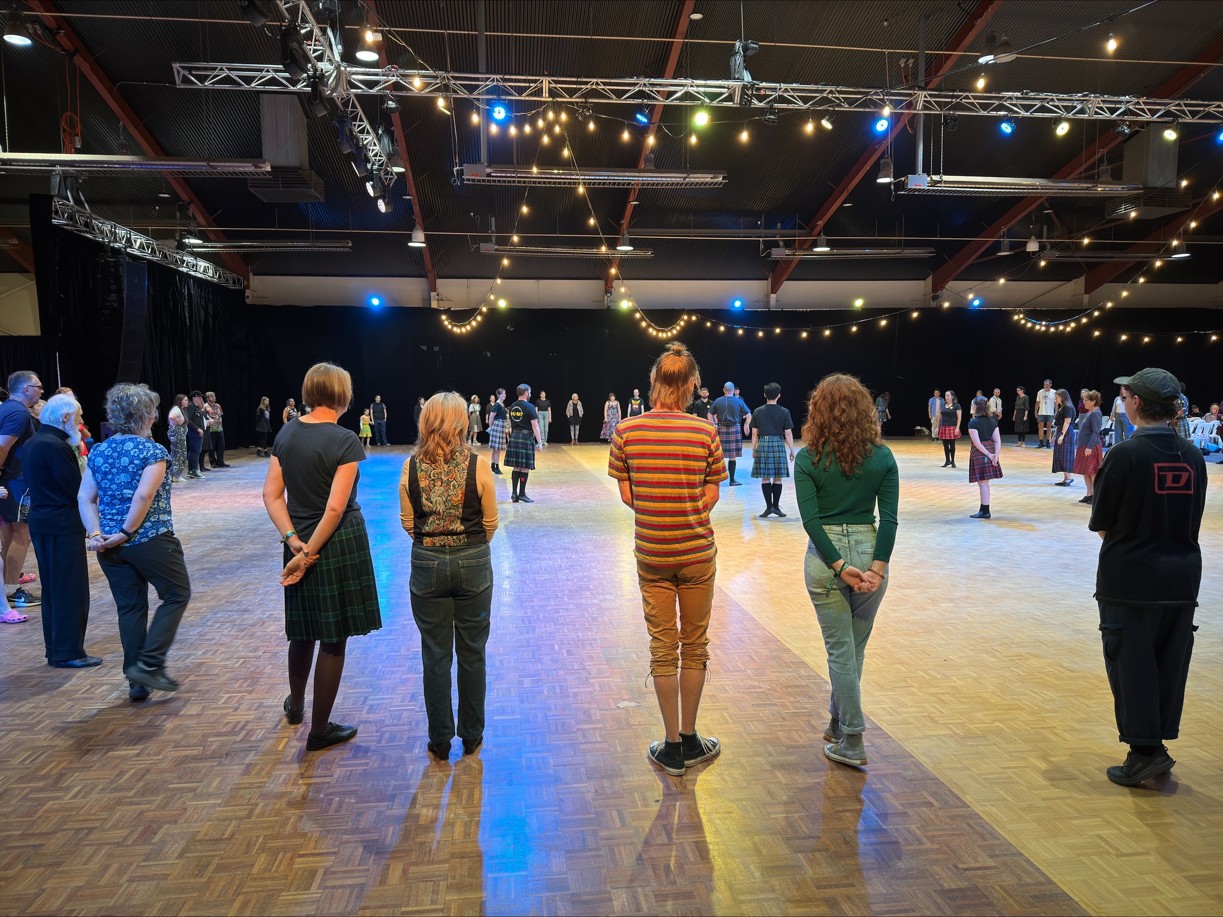 La gente baila en un salón. 