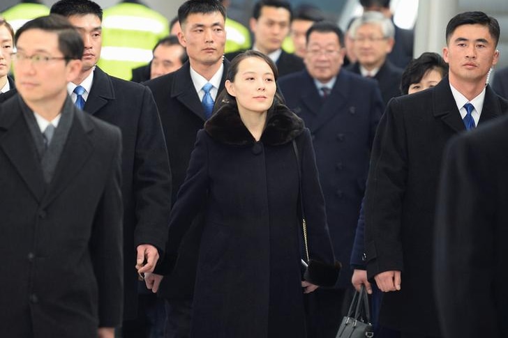 Kim Yo-jong walking through an airport surrounded by bodyguards